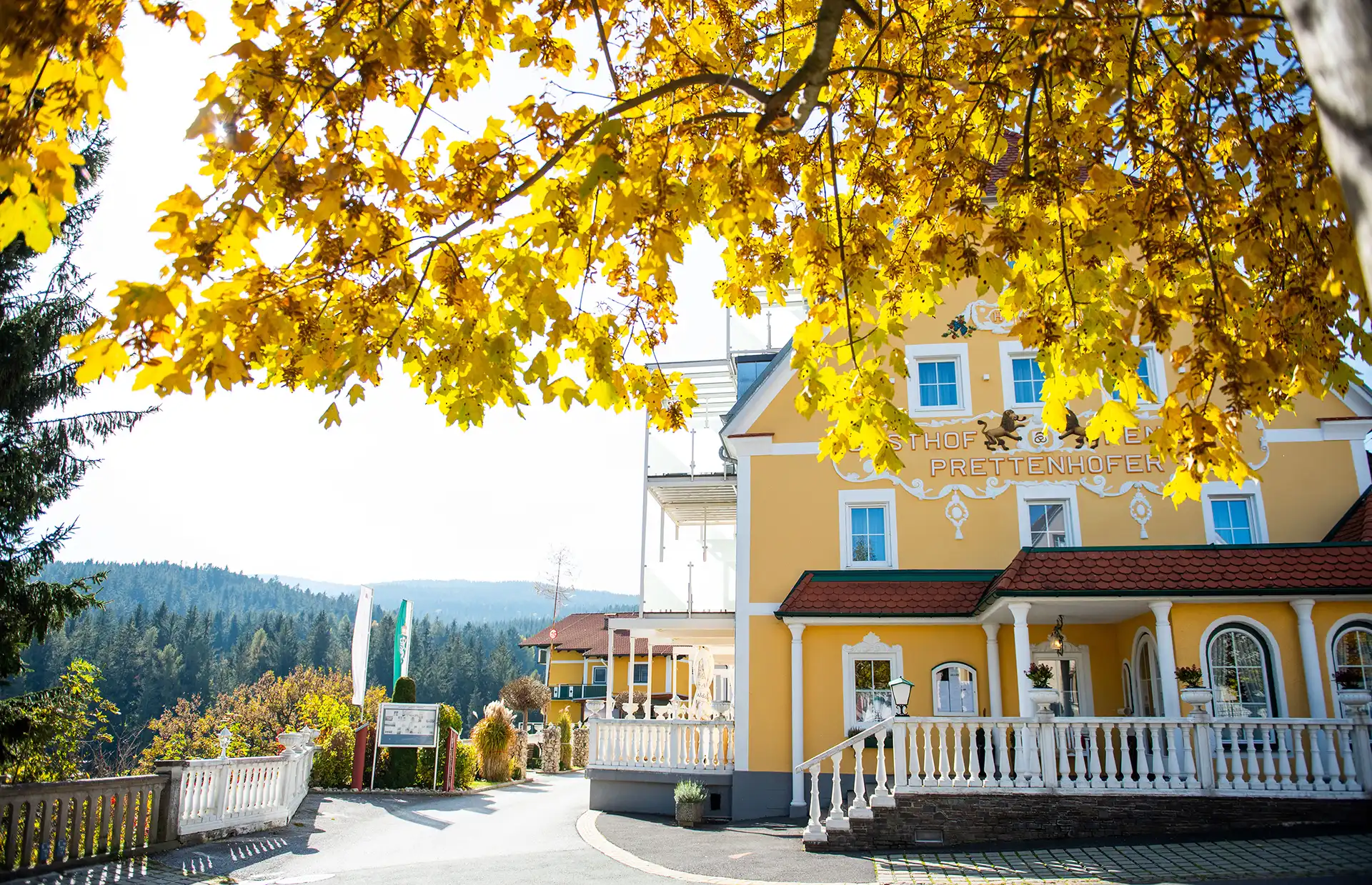 Joglland Hotel Aussen 20 Herbst quer © Fotostudio